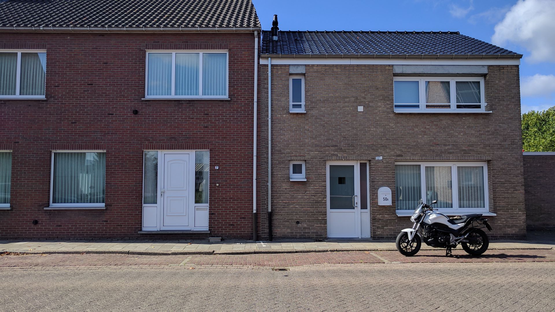 左边比利时人家，右边荷兰房子